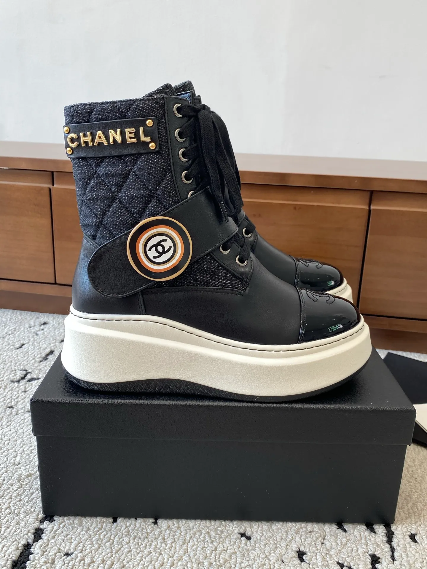 👟👟Ex-factory price 760👟👟 CHANEL 2025s autumn and winter series thick-soled short boots, made of imported cowhide, with an additional height of 5cm to show leg length. The boots follow Chanel's classic rhombus pattern, and add this year's popular sun buckle. Xiao Meimei likes it especially. This is Chanel's hot style for autumn and winter this year. With the traditional inner zipper, it is easy to put on the feet and super comfortable. It is a must-have for this autumn and winter. Upper material: imported cowhide with rhombus microfiber, washed denim ❤︎ Consistently authentic ❤︎ Outsole: original Italian TPU foam outsole Number of yards: 35-40 (Customized size 40 is non-refundable and non-exchangeable) Buy now 👉 Buy now 👉 Buy now 👉 Buy now 👉